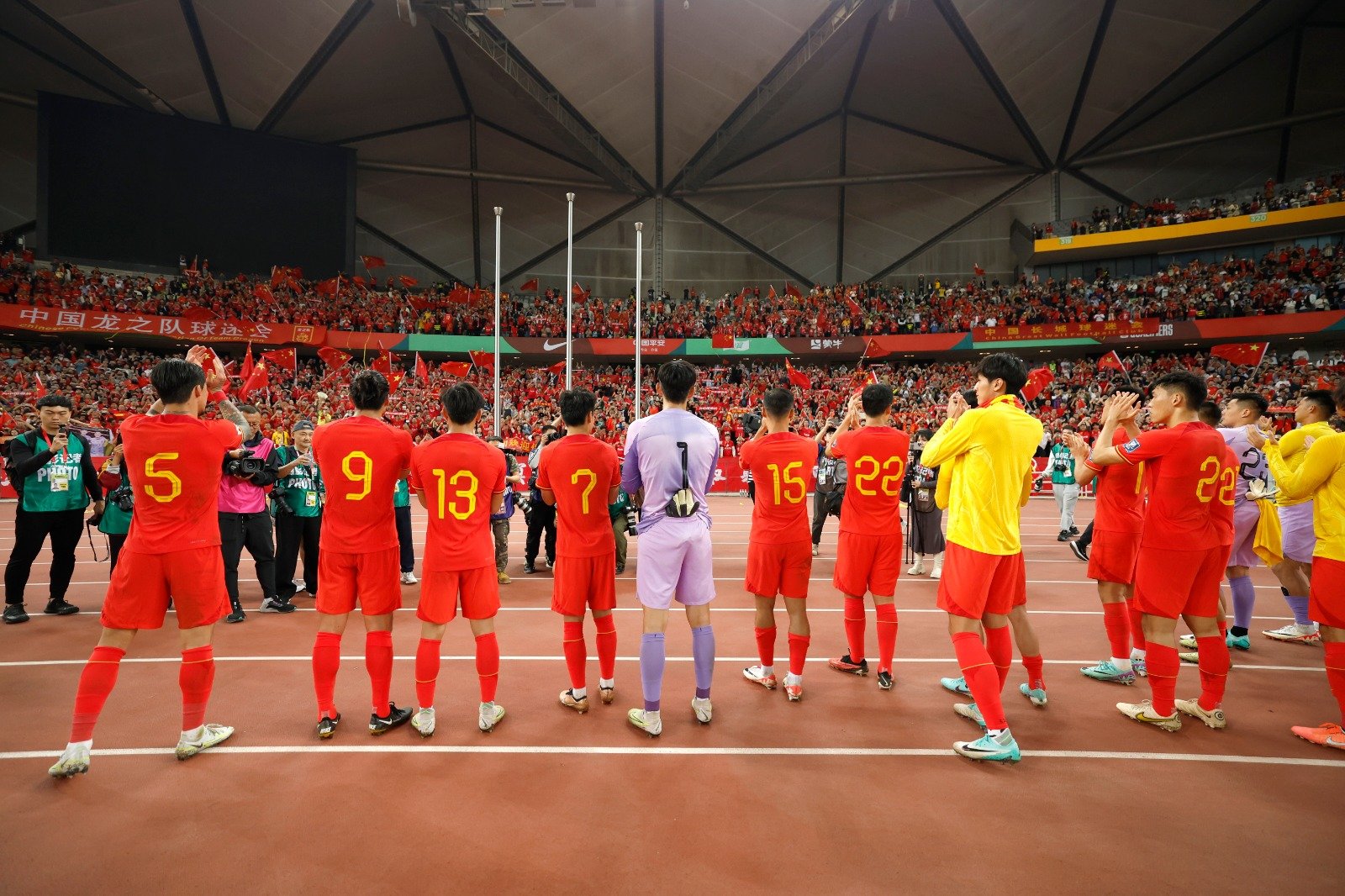 2026年国际足联世界杯亚洲区预选赛36强赛C组，中国队对阵韩国队比赛周二在广东深圳举行，最终中国队0比3不敌韩国队。中国队球员在赛后向到场助威的中国队球迷致意。（图取自中新社）