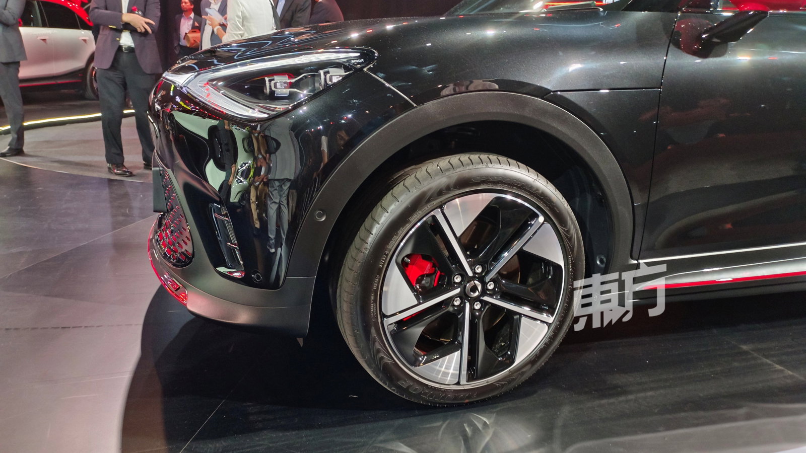 Brabus版本的轮胎设计更为运动化一些，凸显出顶配版本的高性能格调。