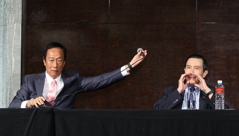 郭台铭（左）一度将麦克风递给到场见证的前总统马英九、请他发言，不过马英九仅表示，“我是见证人不发言”。（图取自中央社）