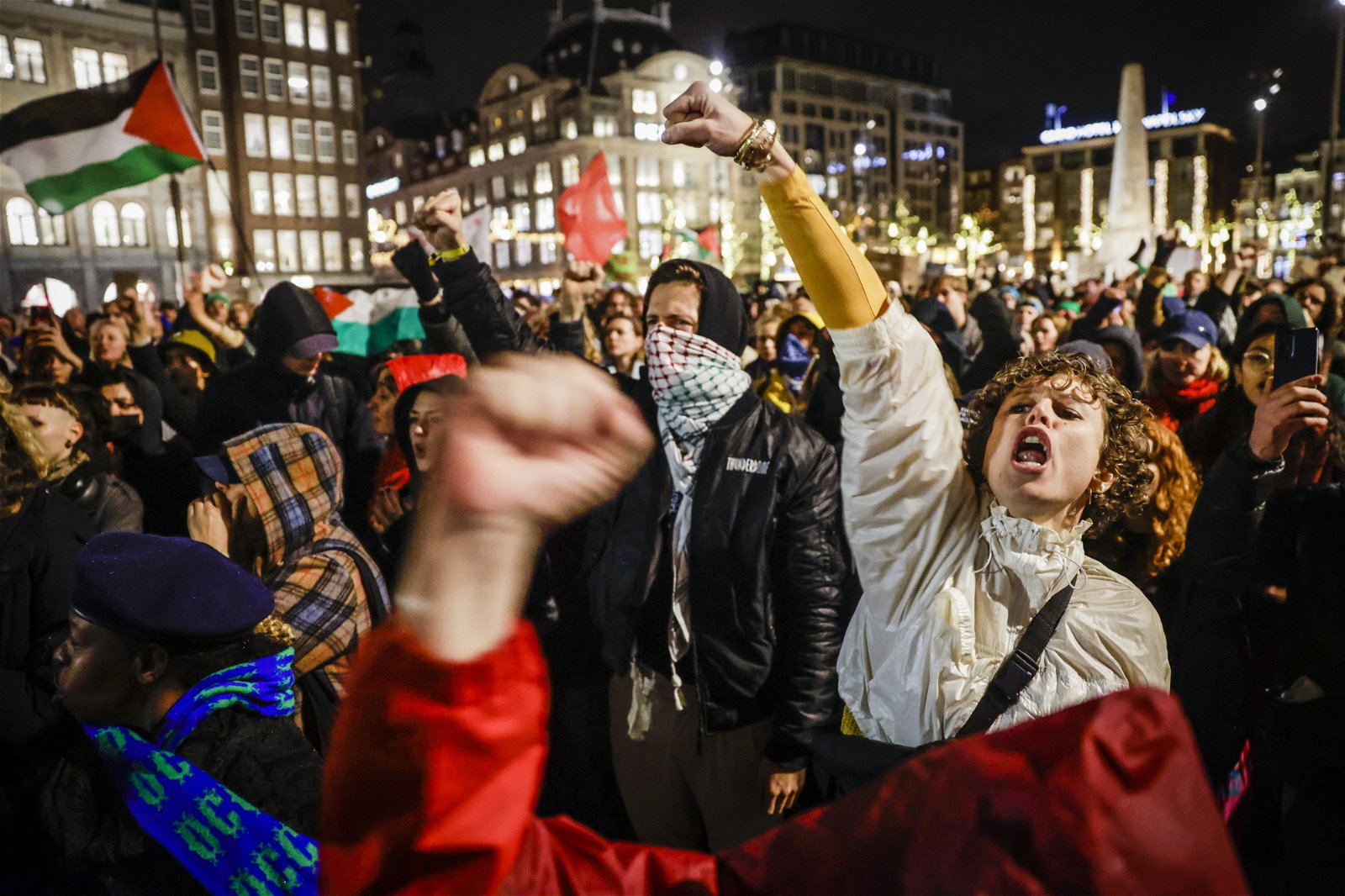 维尔德斯领导的极右翼政党自由党在荷兰选举中获胜的第二天，周四在阿姆斯特丹达姆广场，大批民众参加反对排斥和歧视的团结行动。（图取自法新社）