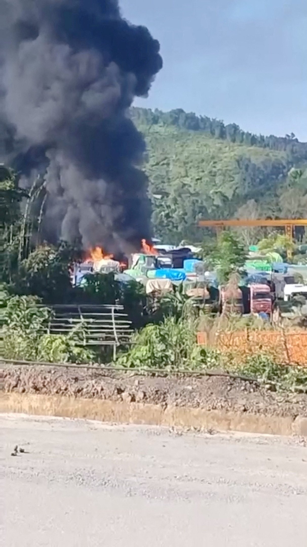 缅甸军政府说，本周早些时候，停放在边境口岸附近的大约120辆卡车起火燃烧，指控是少数民族武装组织所为。（图取自路透社）