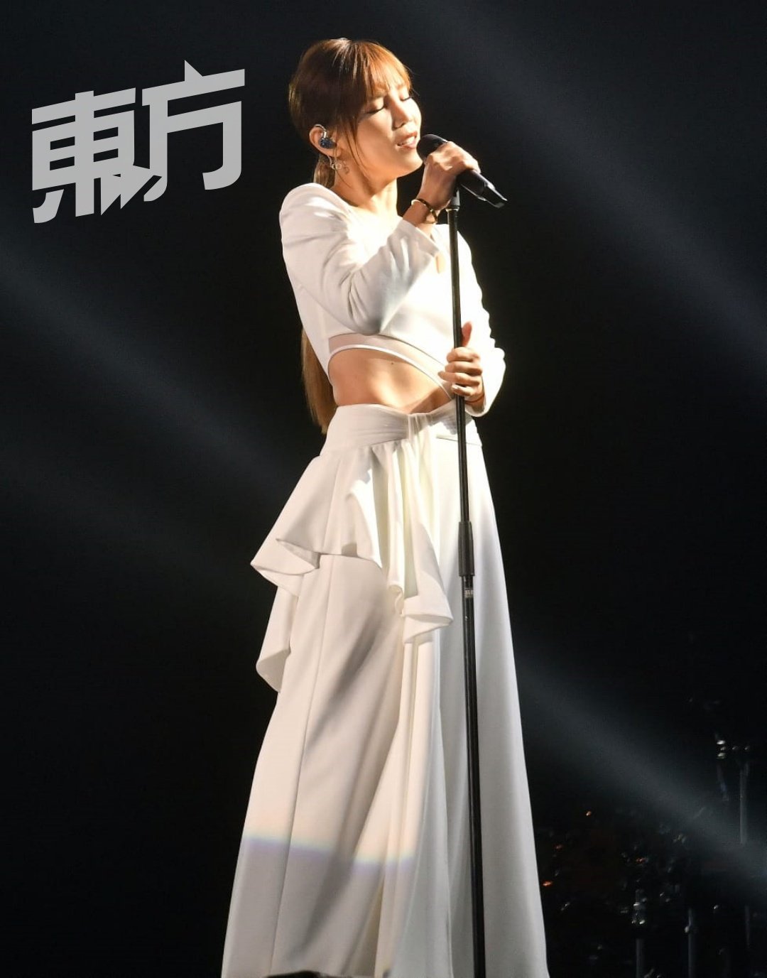 以一袭订制白色连身裙登场的李佳薇。