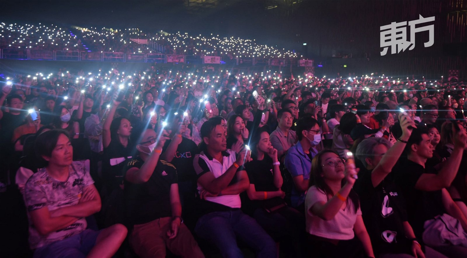 歌迷用手机的手电筒形成一个“灯海”。