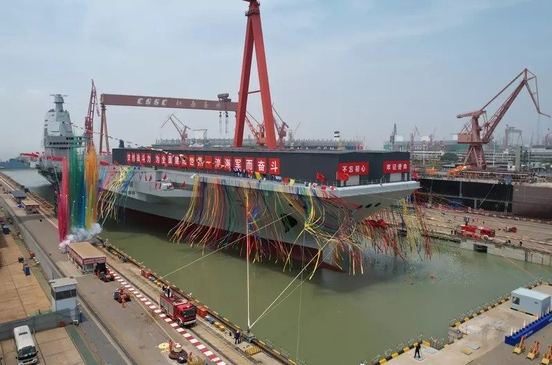 福建舰是中国完全自主设计建造的首艘弹射型航空母舰。图为2022年6月17日，江南造船厂举行福建舰下水命名仪式。（图取自网络）