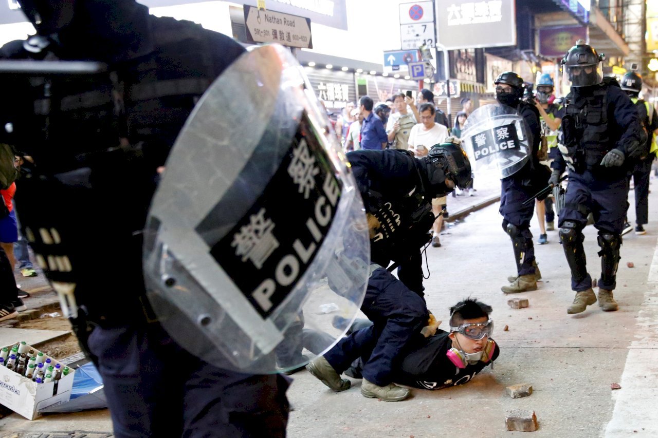 自2019年起，香港警队在执法手法、言行及公信力等多个层面均出现严重问题，引发民众不满。图为当年香港警察速龙小队在弥敦道拘捕反送中示威者。（路透社档案照）