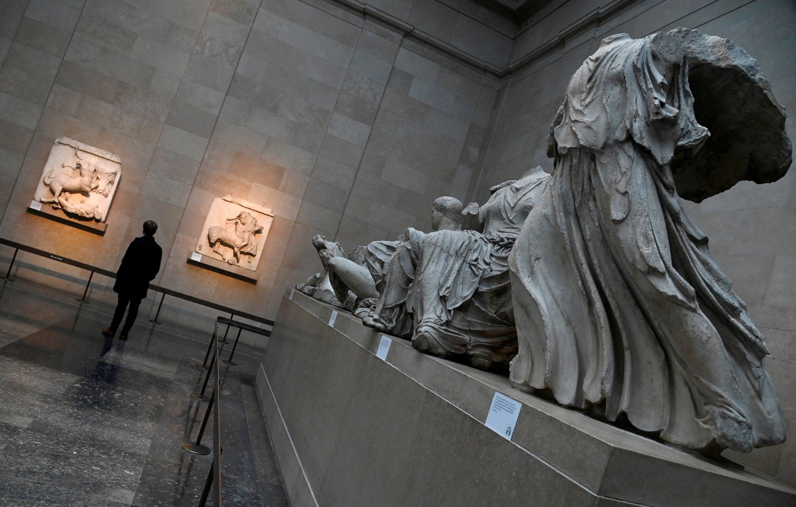 1月25日，大英博物馆的员工观看展示的帕特农神殿雕塑。（图取自路透社档案照）