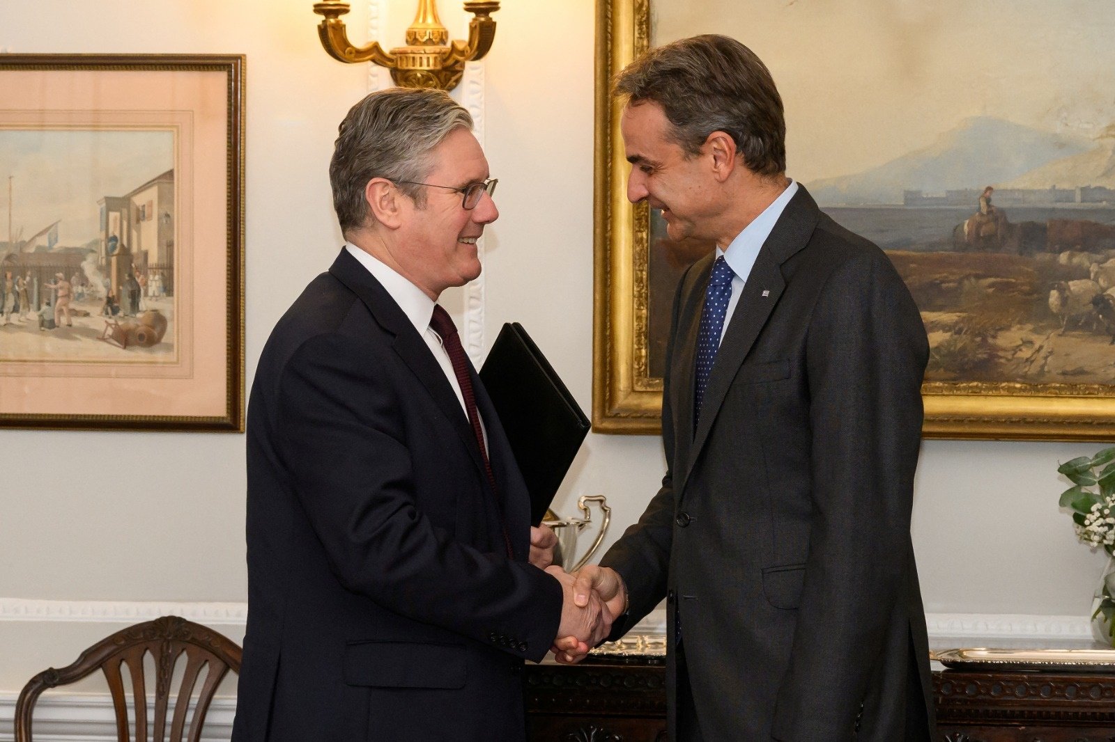 英国在野工党领袖斯塔默（左）于周一和希腊总理米佐塔基斯会面。（图取自路透社）