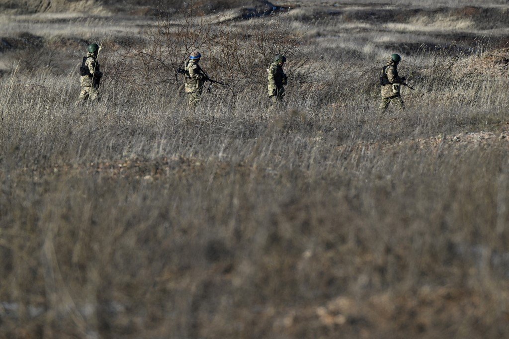 第22机械化旅的乌克兰军人周二在顿内茨克地区参与军事训练演习。（图取自法新社）