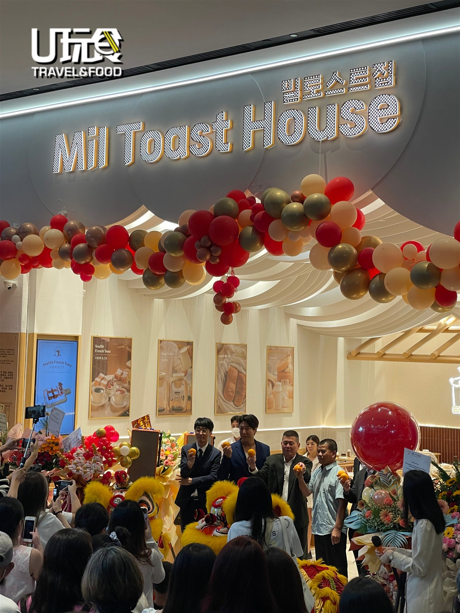 韩国Mil Toast House 首席运营官 Lee Bo Ram（左起） 以及首席执行官 Ham Jae Seung；马来西亚Mil Toast House的两位首席执行官李贵强以及Datuk M Sahak Bin Surip 一起为Mil Toast House开幕。 