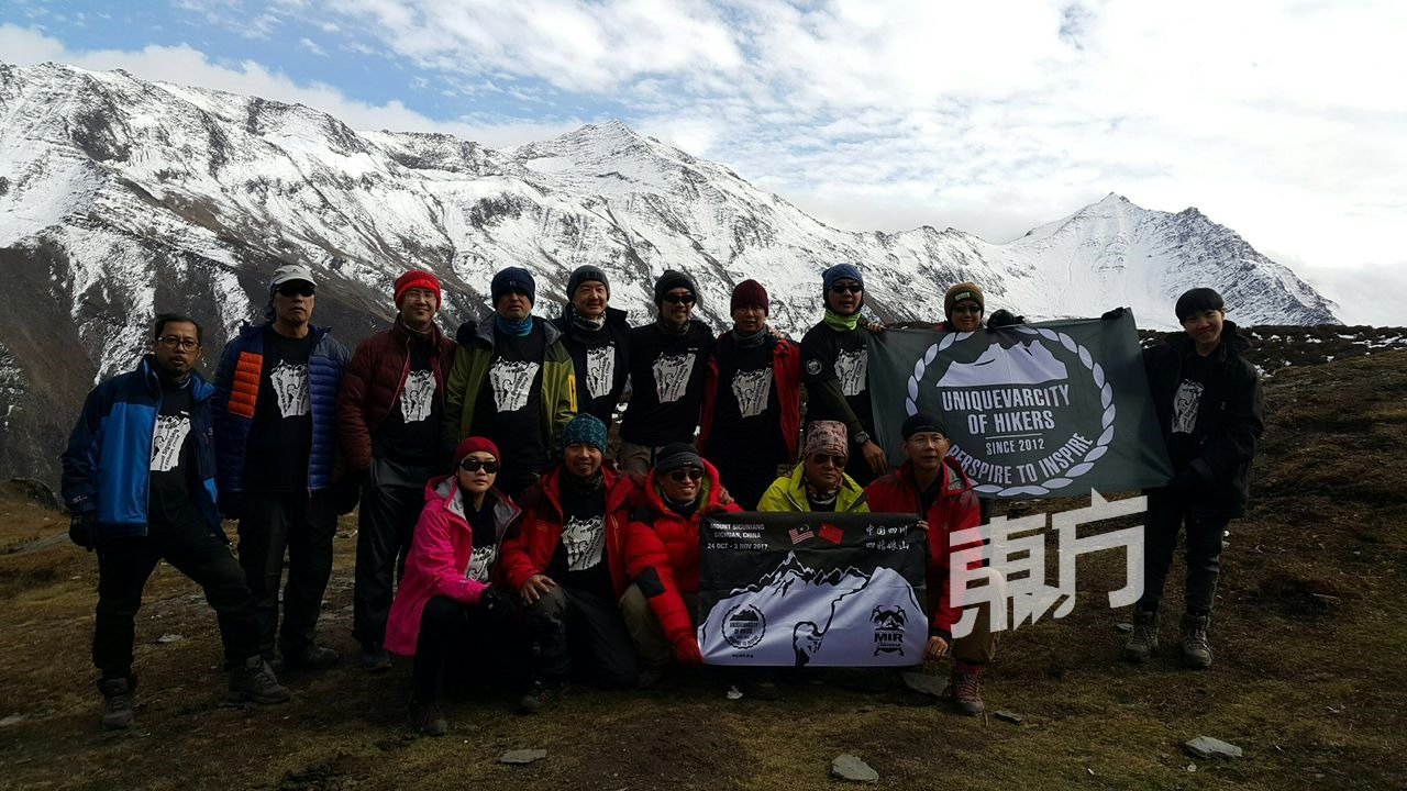 高体意最大的心愿就是再次登顶。图为2017年他与Uniquevarcity of Hikers的登山者们一起到中国登山的合影。