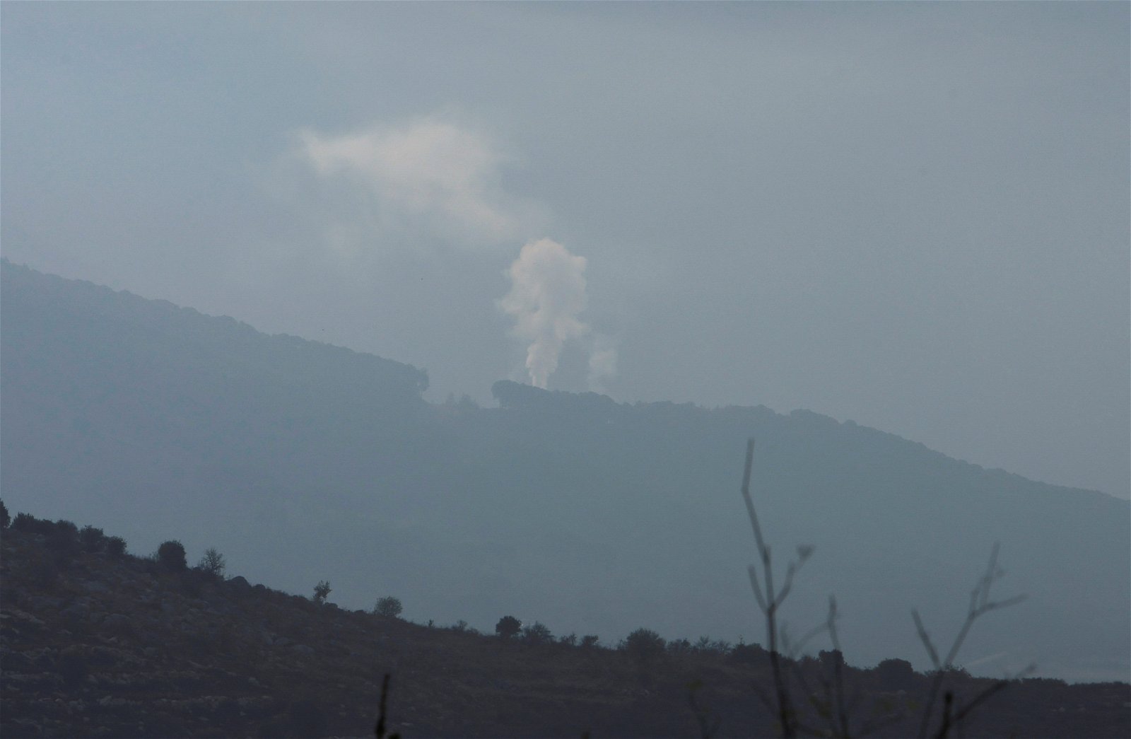 周日从黎巴嫩南部靠近以色列边境的Ibl al-Saqi村看到，Halta村冒出浓烟。（图取自路透社）