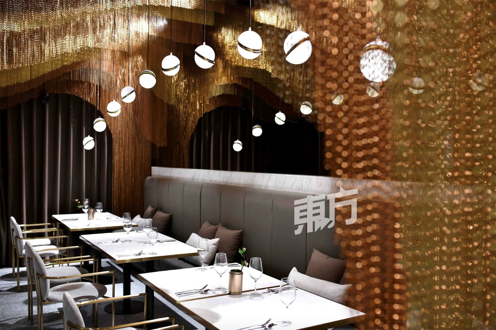 位于中国的Icha餐厅以三种不同色调的金属构成高低不一的天花板设计，宛如山区茶田。