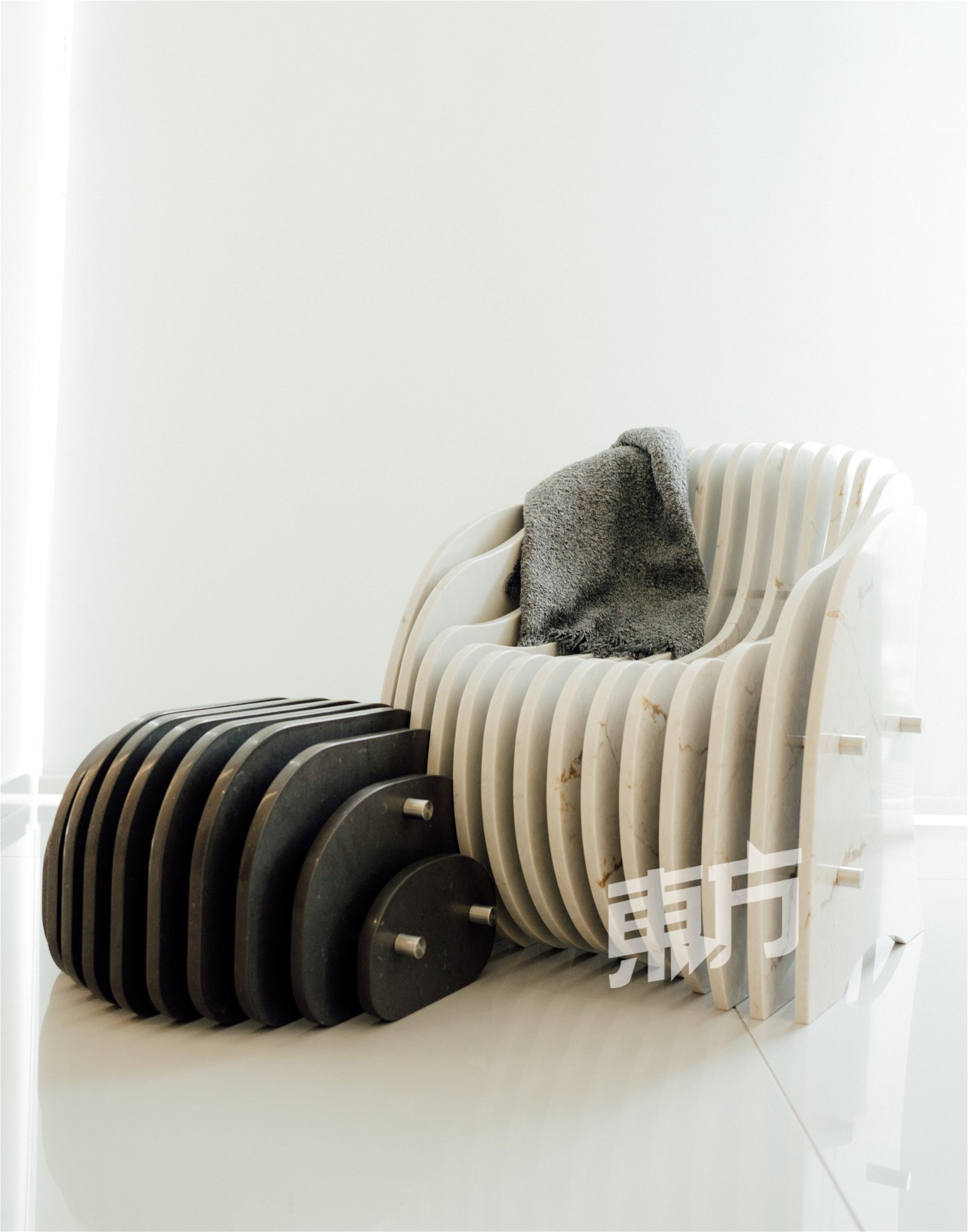以Consetino高性能混合石英板制成的The Dune Series雕塑品兼具实用性，可作为椅子及茶几使用。