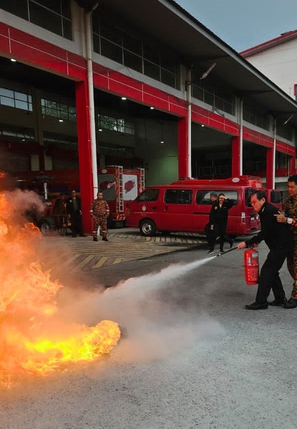 参与课程的成员接受救火基本训练。