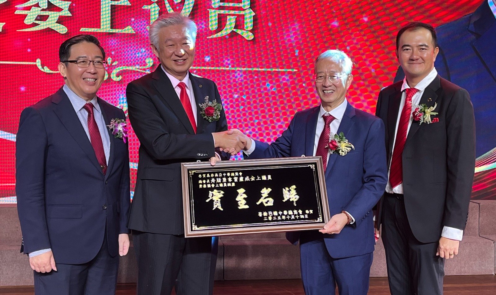 峇株巴辖中华总商会送上牌匾祝贺卢成全（左2）出任国会上议员，左为许常健、右起为颜仁浩以及傅庆隆。