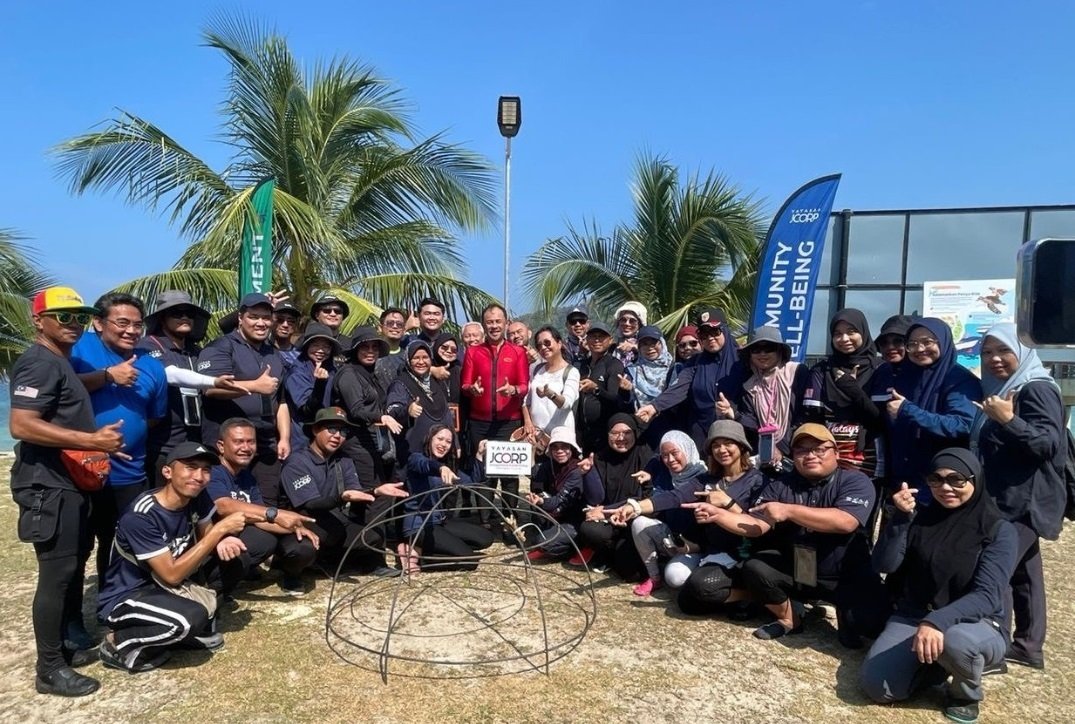 柔佛机构基金会联合柔佛机构辖下企业的40名员工，日前在丰盛港澳岛履行企业社会责任，展开珊瑚礁复育及社区清洁运动。