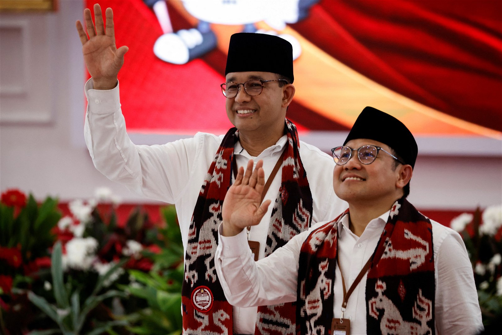 阿尼斯（左）与穆海敏周四递交印尼总统选举申请文件时，向现场媒体记者挥手示意。（图取自路透社）