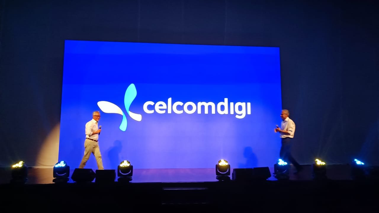 天地通数码首席执行员拿督依德翰纳瓦威（左）与副首席执行员奥本莫尔迪在推介礼上向媒体展示公司的新标志。