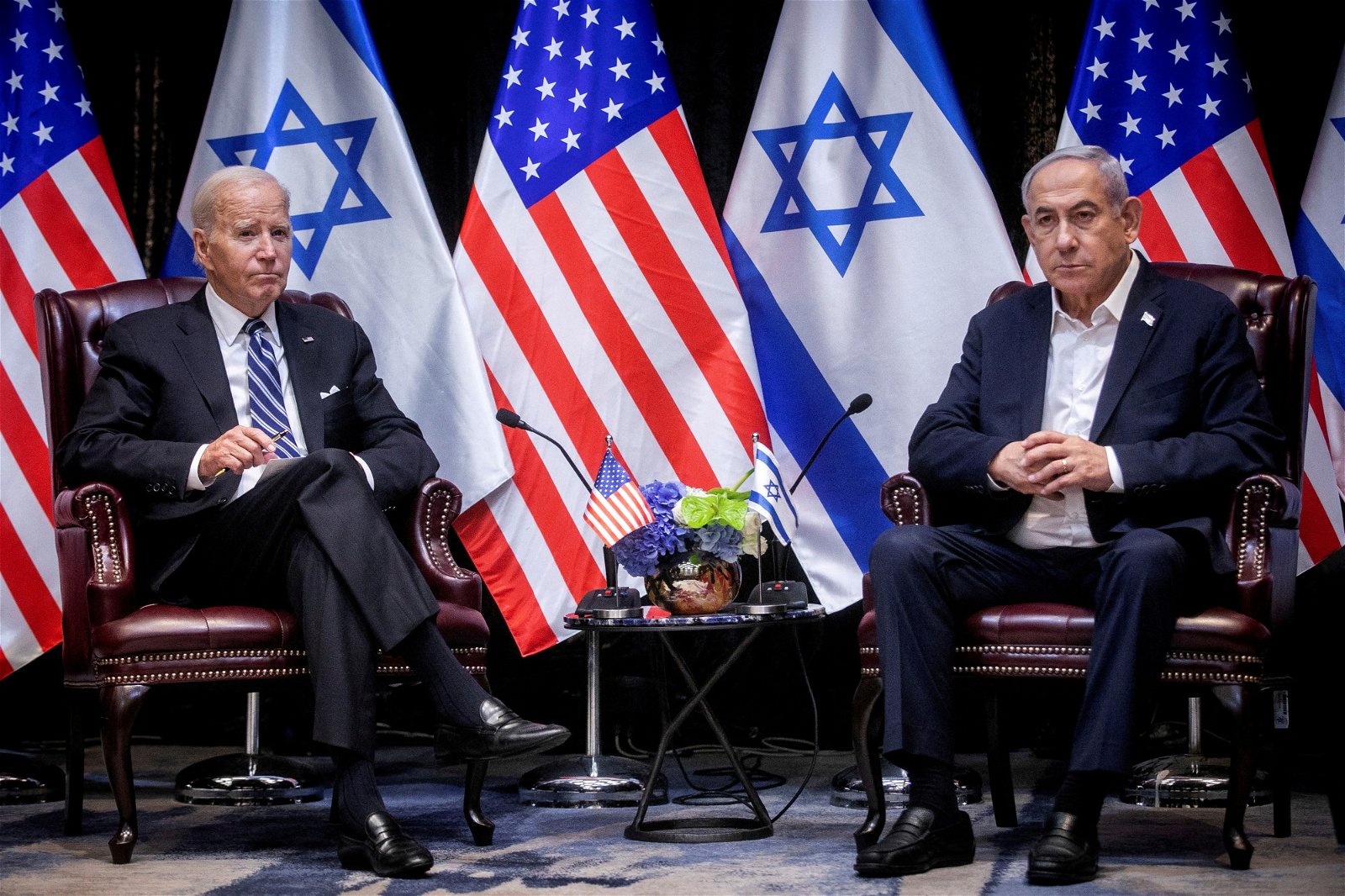 美国总统拜登（左）周三前往特拉维夫，与以色列总理内塔尼亚胡会面。（路透社档案照）