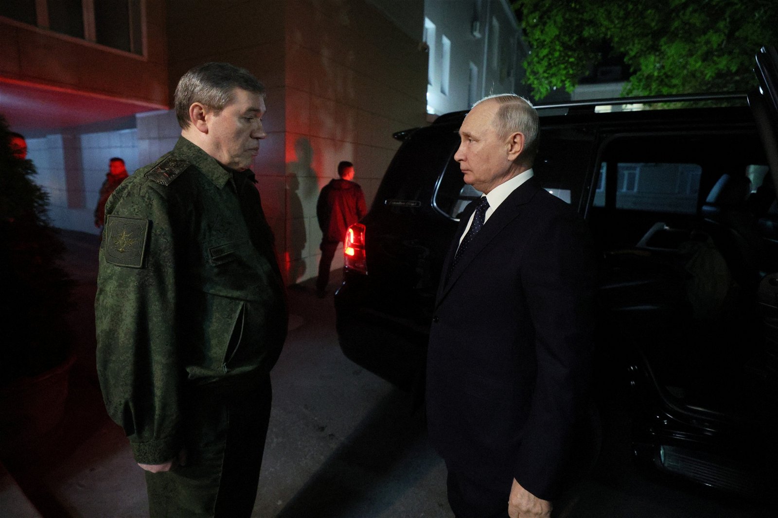 俄罗斯总统普京（右）当地时间周四视察位于顿河畔罗斯托夫的“特别军事行动”指挥部，总参谋长格拉西莫夫亲自迎接。（图取自俄卫网/路透社）
