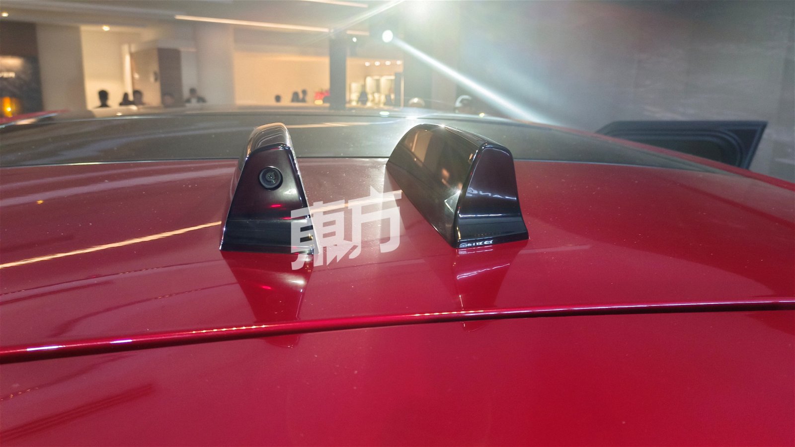 ClearSight的镜头隐藏在车顶的“鲨鱼鳍”中，只要推一推后视镜下方的拨片，后视镜即刻变成显示屏，帮助驾驶者清楚看到后方环境。