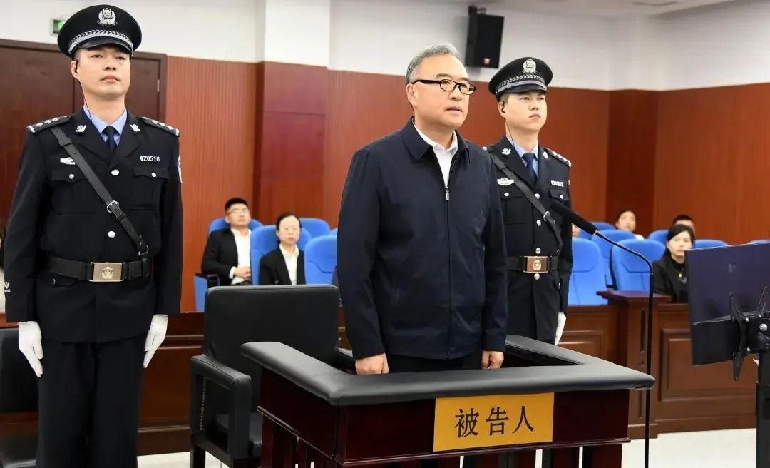 王大伟周四在湖北省襄阳市中级人民法院受审。（图取自网络）