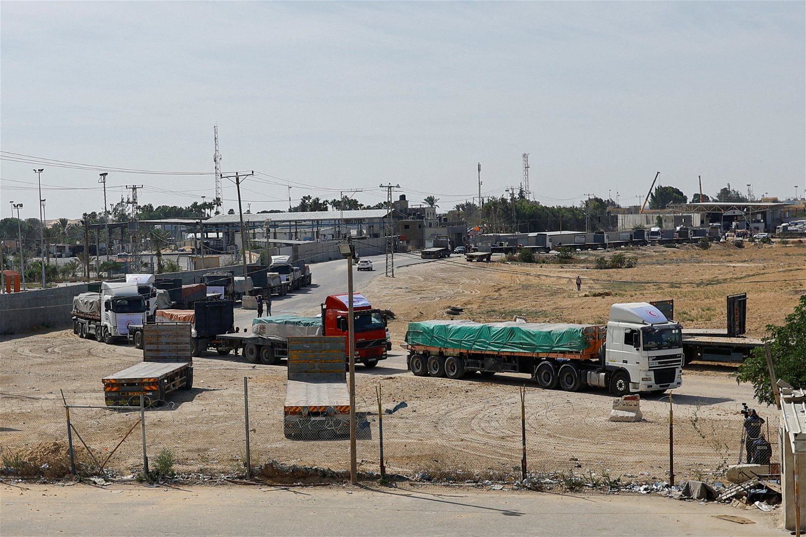 载满救援物资的卡车通过拉法关卡后，继续往加沙地带开去。（图取自路透社）