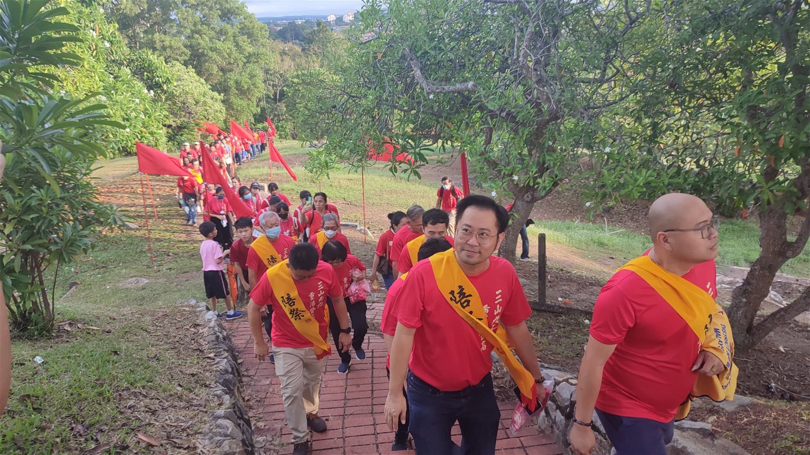 华团代表及民众穿上红衣登上三宝山，场面热闹。