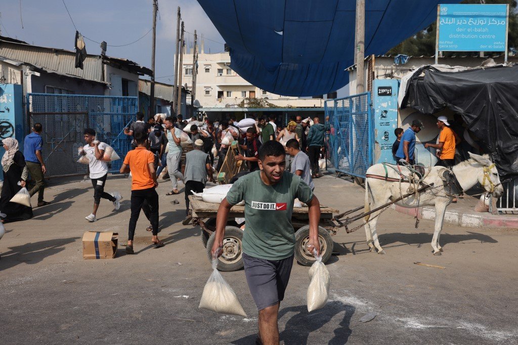 在以色列和哈马斯持续不断的战斗中，数千名巴勒斯坦人在上周六闯入联合国近东巴勒斯坦难民救济和工程处（UNRWA）的仓库和配送中心，抢夺面粉和“基本生存物品”。（图取自法新社）