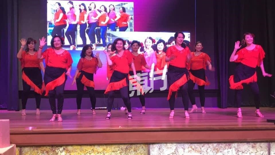 潘慧玲积极参与癌症组织的舞蹈组，图为癌症组织的舞蹈演出。