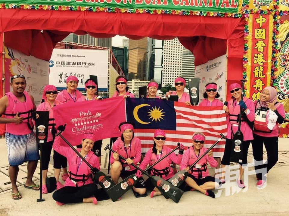 她与马来西亚乳癌龙舟团队到香港参与龙舟赛事。