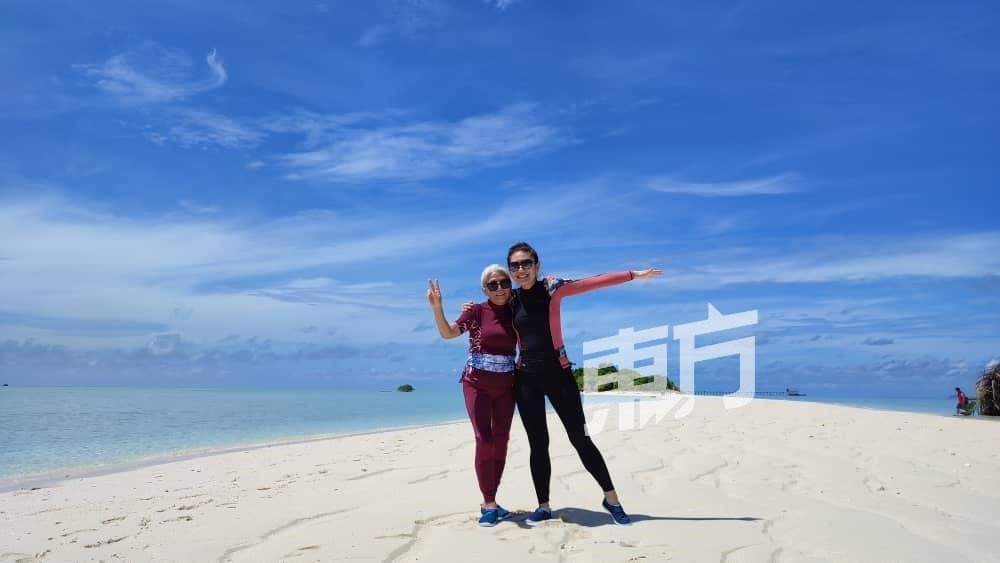 在被诊断患上癌症的前一周，陈婉君与家人一起在沙巴海岛度假，图为她与母亲（照护者）合影。