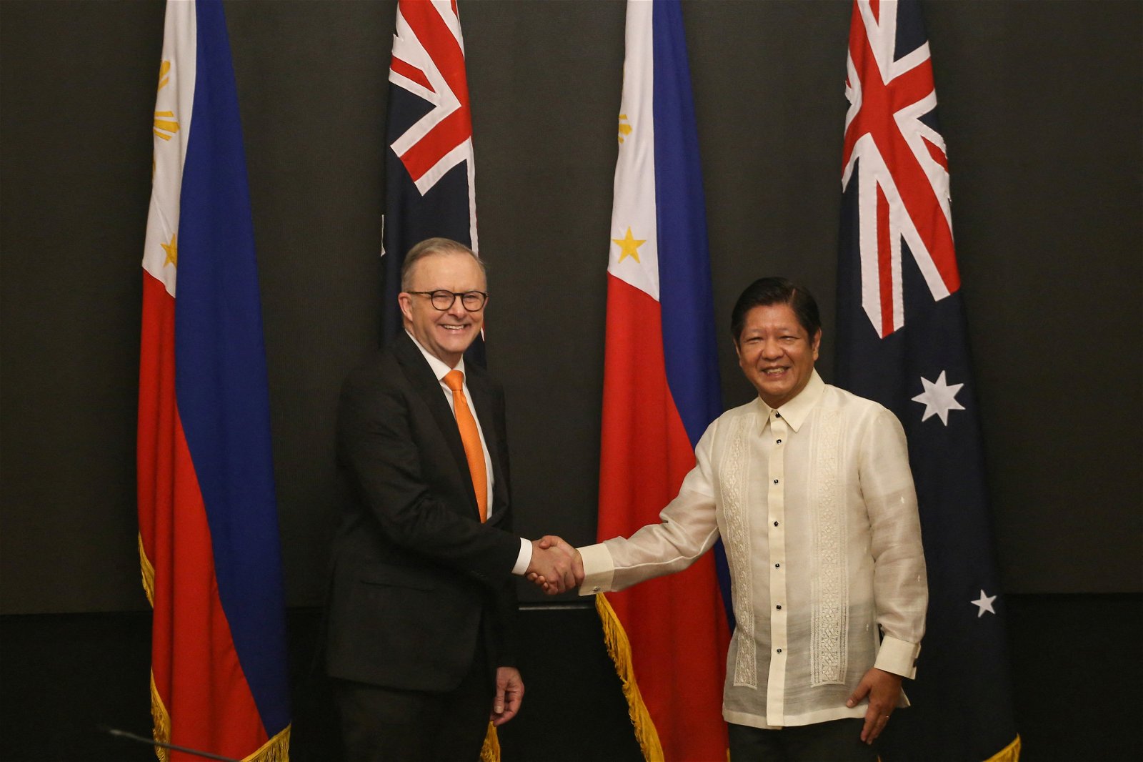 澳洲总理阿尔巴尼斯（左）和菲律宾总统小马科斯，周五在菲律宾马尼拉举行双边会谈前，握手合影留念。（图取自路透社）