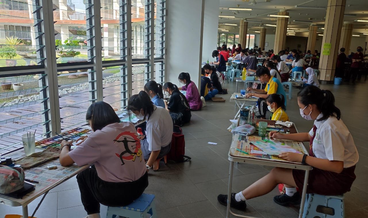 马六甲汉学院提供场地，让中学生们比赛和交流中华艺术。