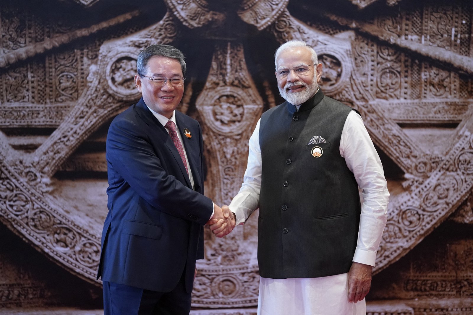 印度总理莫迪周六在印度新德里，迎接前来出席20国集团（G20）峰会的中国总理李强（左）。（图取自法新社）
