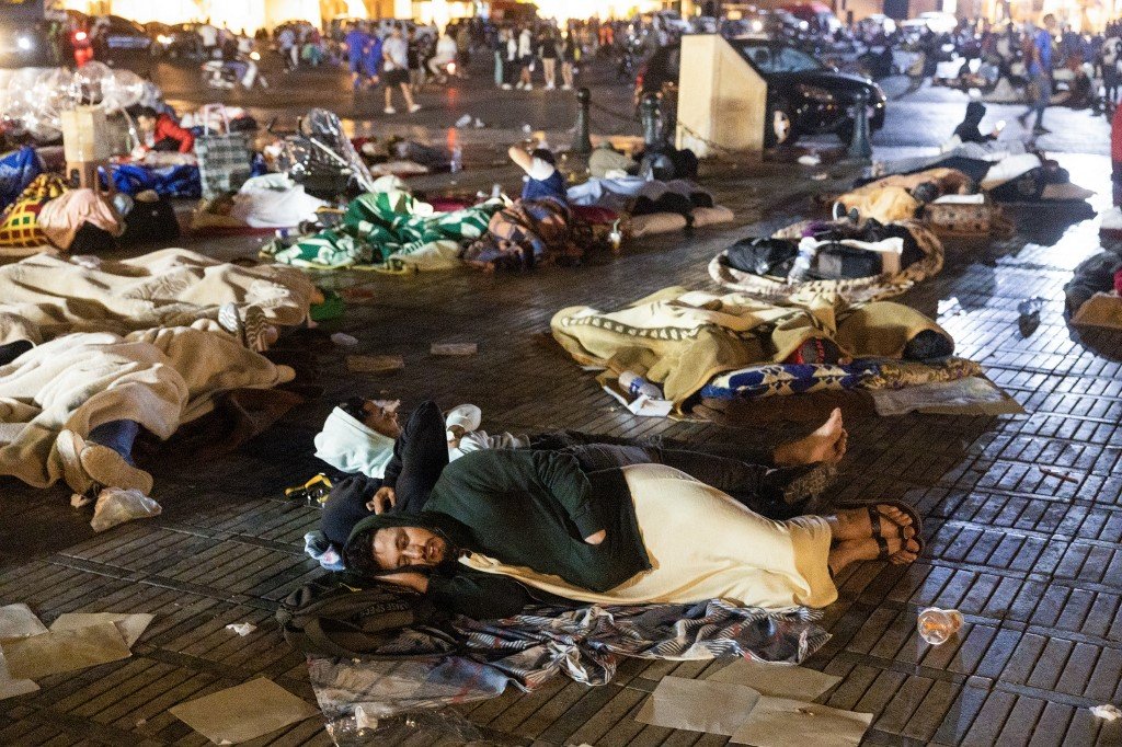 马拉喀什强震发生后，逃过一劫的民众在外面的一个广场避难。（图取自法新社）