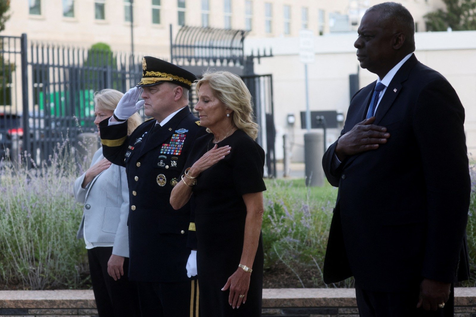 美国第一夫人吉尔（右2）、国防部长奥斯汀（右）、美国参谋长联席会议主席米利（右3）及其夫人，出席在五角大厦911纪念馆举行的敬献花圈仪式。（图取自路透社）