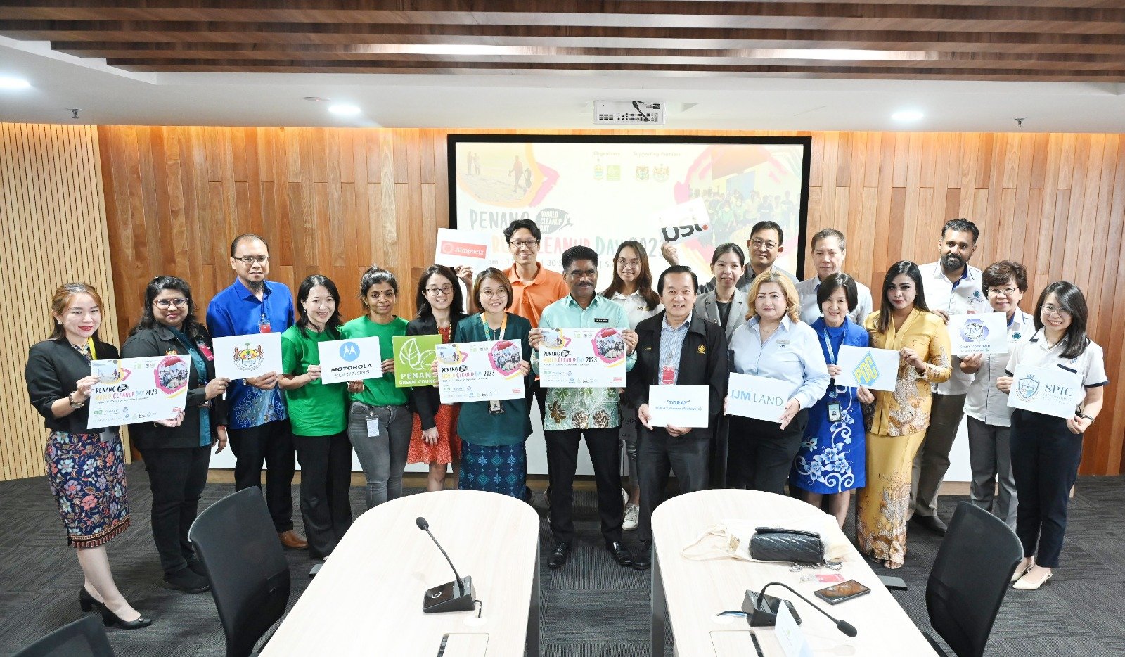 山达拉祖（前排右7起）、陈美玲及参与单位代表，在“2023年槟州世界清洁日”记者会上合影。