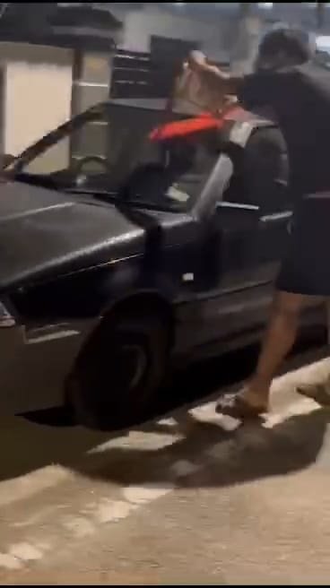 阿窿拿著红漆泼淋停在屋外的车辆，还拍视频发给事主。