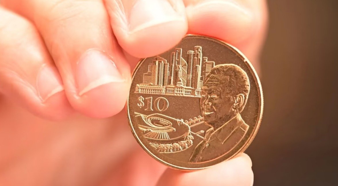李光耀百岁冥诞10新元纪念币。（图取自CNA）