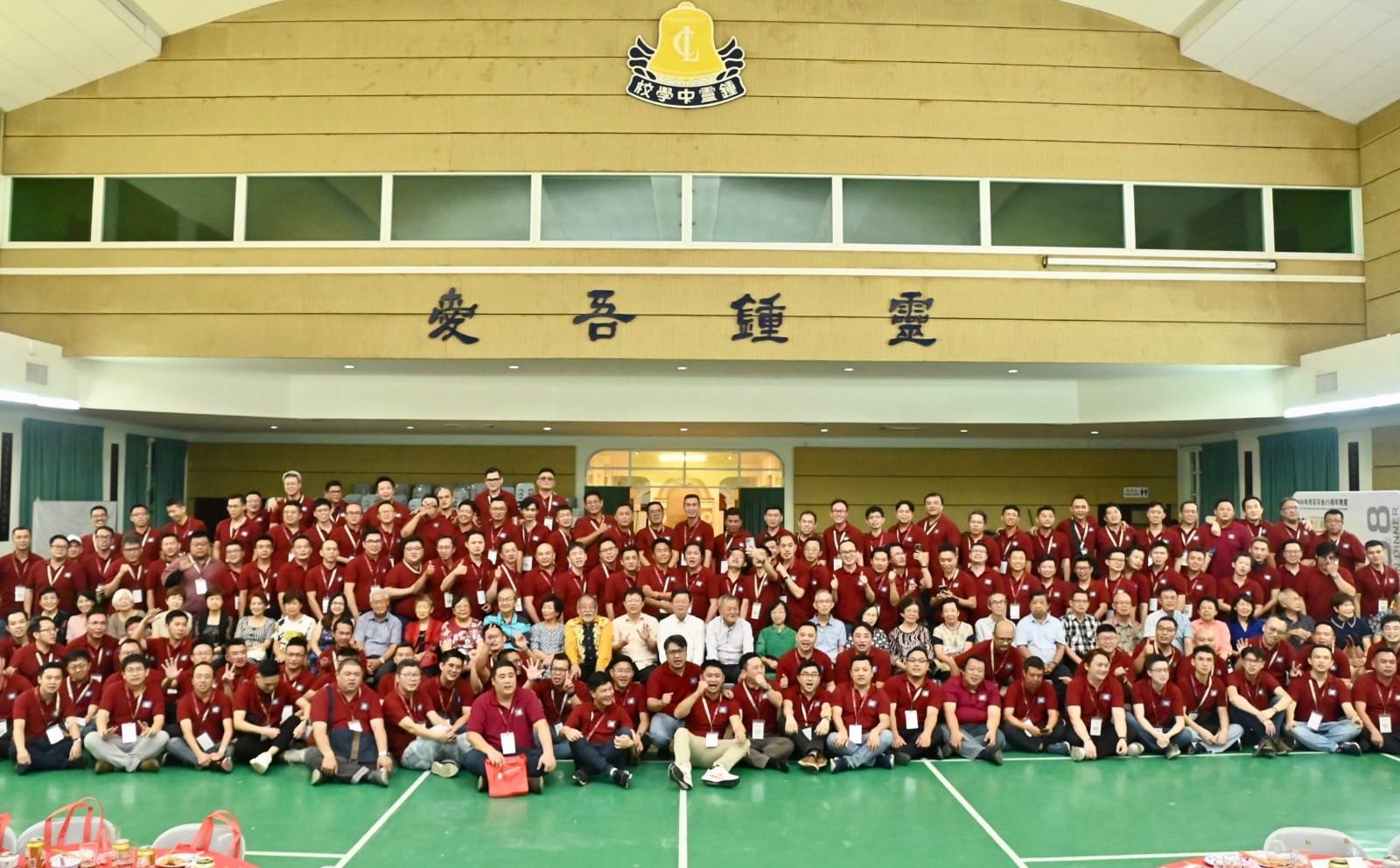 165名校友于周六晚回到母校，参与98钟灵中学同学会毕业廿五周年晚宴。