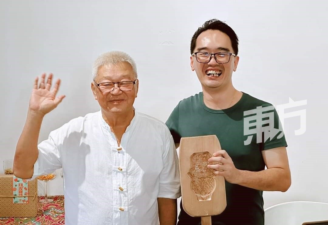 为了还原精美的大公仔饼，赵奕川特别找来从事雕刻半个世纪的林师傅来为其制作月饼模。