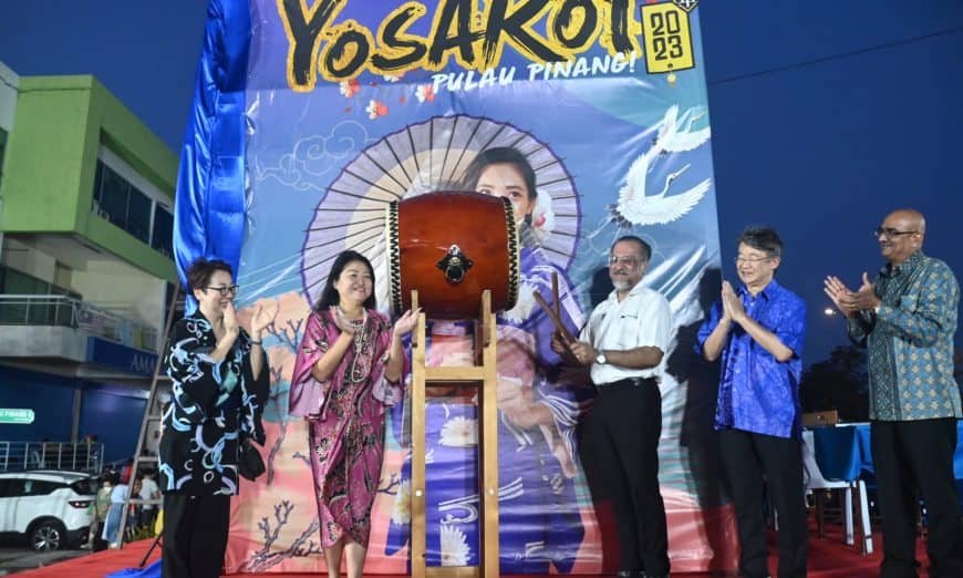 林秀琴（左2起）与佳日星为“2023年槟城夜来祭”主持开幕仪式。（图取自珍珠快讯）