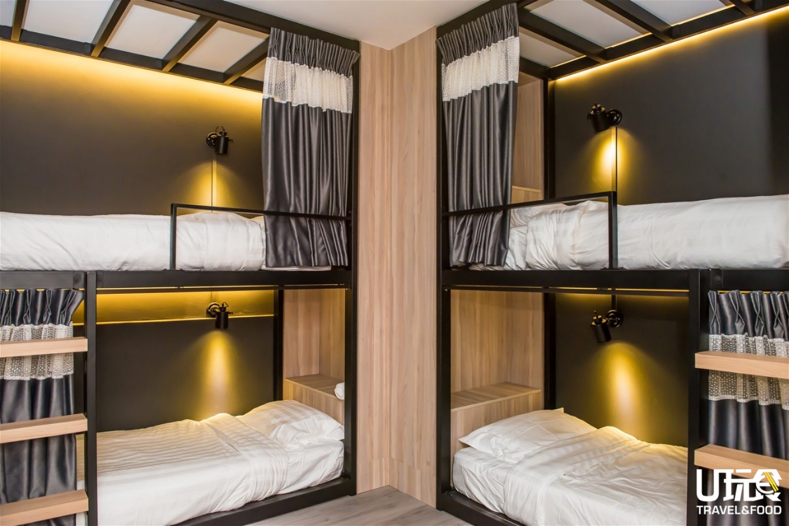 每个房间均配备两张双层床，可容纳四位住客。