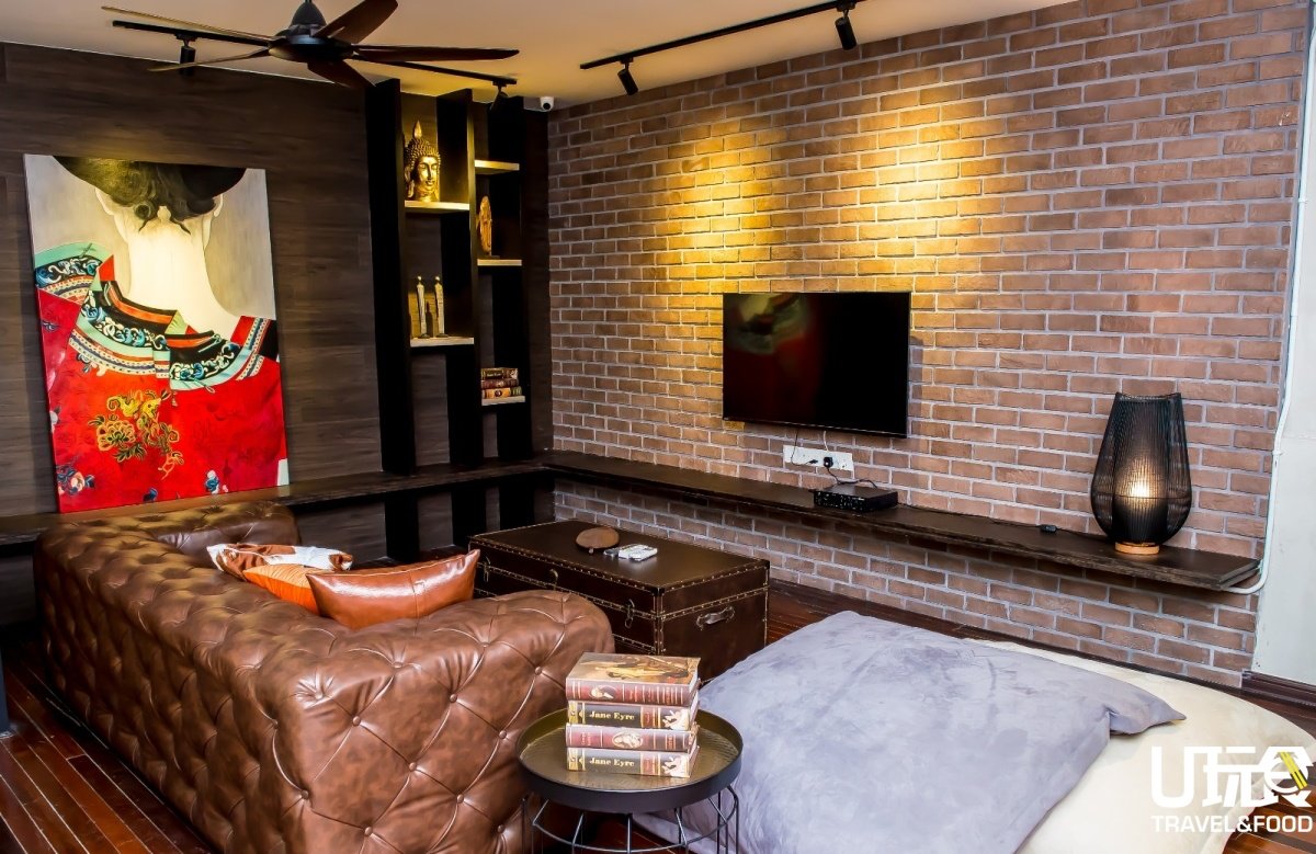 客厅配备了电视机和舒适的沙发，为住客提供了娱乐选择，同时也是一个供住客交流的公共空间。