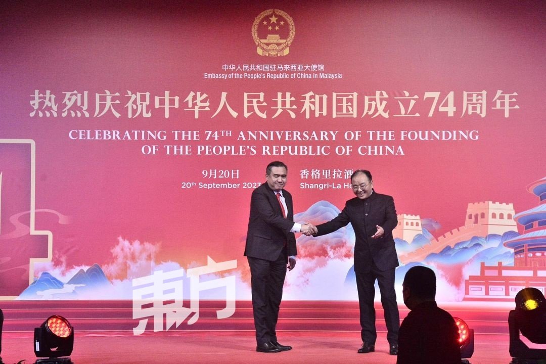 陆兆福（左）作为大马政府代表向欧阳玉靖表达中国国庆祝贺。