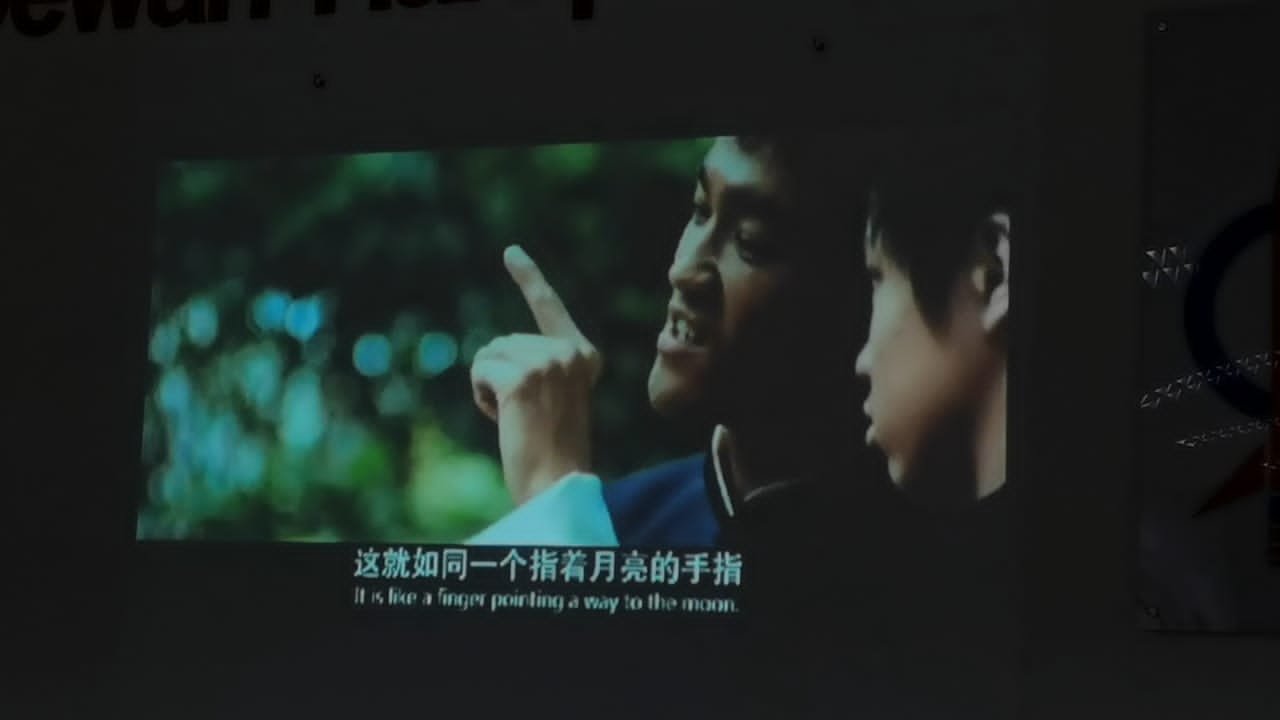丘光耀播放了李小龙生前颇具深意的电影画面，提及当指向月亮，过于专注“指引”作用的手指，便会错过月亮的荣耀。