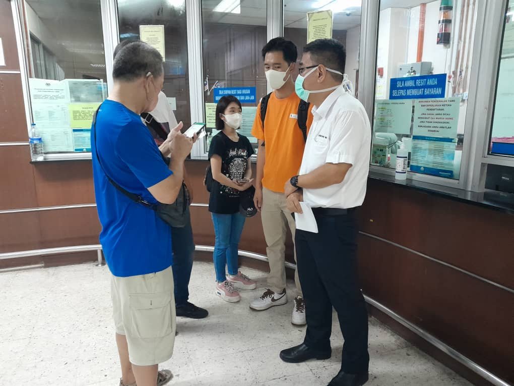 槟州行政议员黄汉伟（右起）周一到槟城中央医院探访伤者，网红歌手谢温宝恩也在场。
