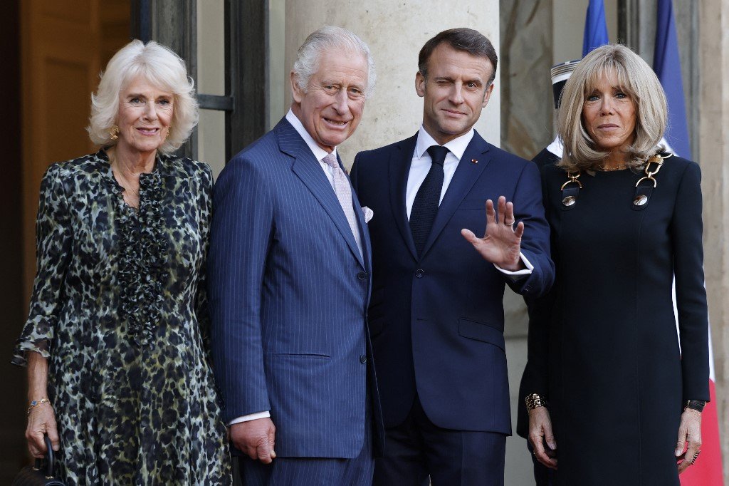 英王查尔斯三世上周和王后卡米拉上周出访法国，与法国总统马克龙夫妇在爱丽舍宫的台阶上合影。（图取自法新社）