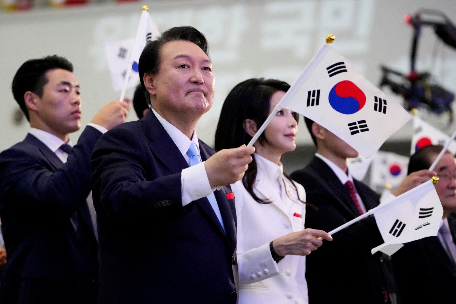 韩国总统尹锡悦与夫人金建希8月15日，在庆祝韩国光复节78周年的仪式上发表讲话后挥舞韩国国旗。（图取自路透社档案照）